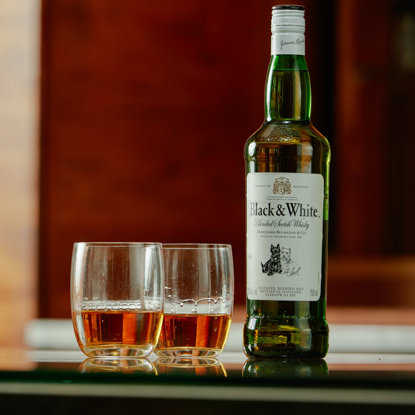 Black & White Blended Scotch Whisky 75cl | The Bar