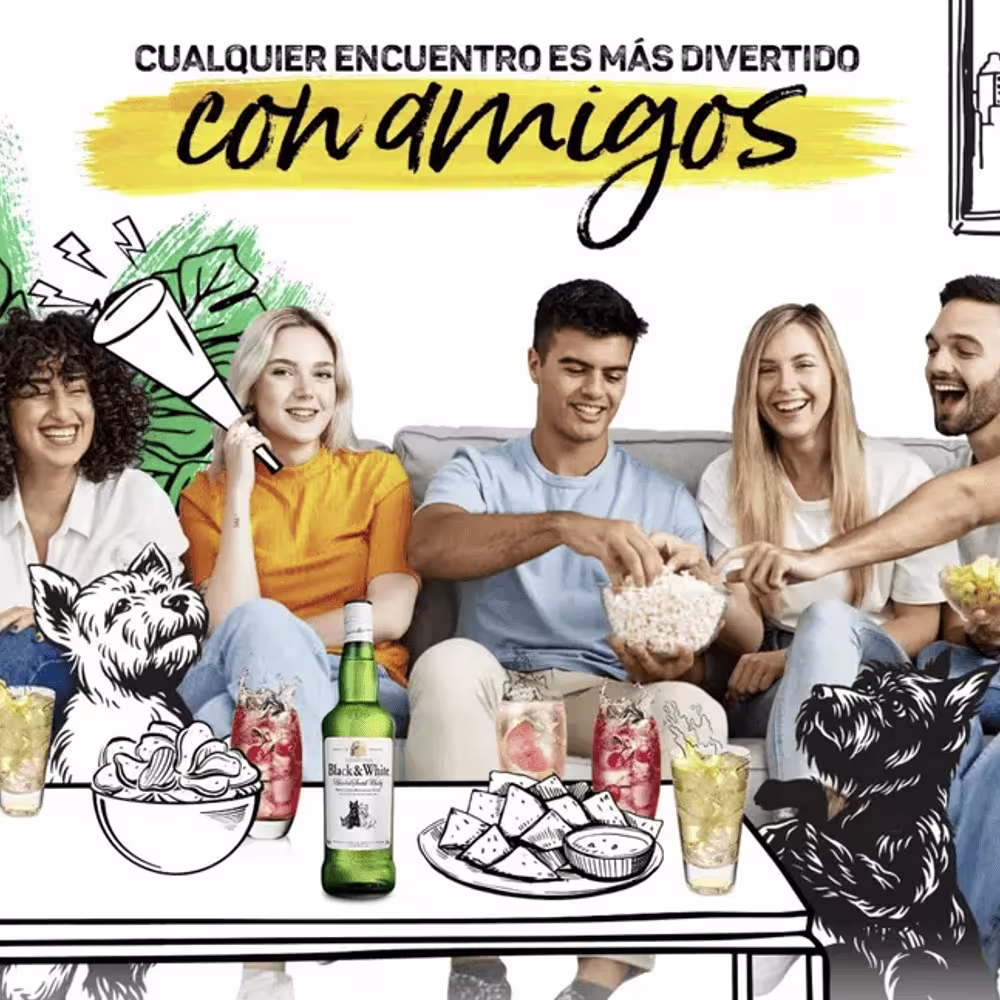 En la imagen se ve el logo de Don Julio iluminado y una estantería con botellas alrededor.