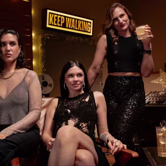 Lara Nuh, Soulfia y Natalia Perelman están junto a un vaso con un cóctel con hielo y una botella de Johnnie Walker Black Label a su lado.