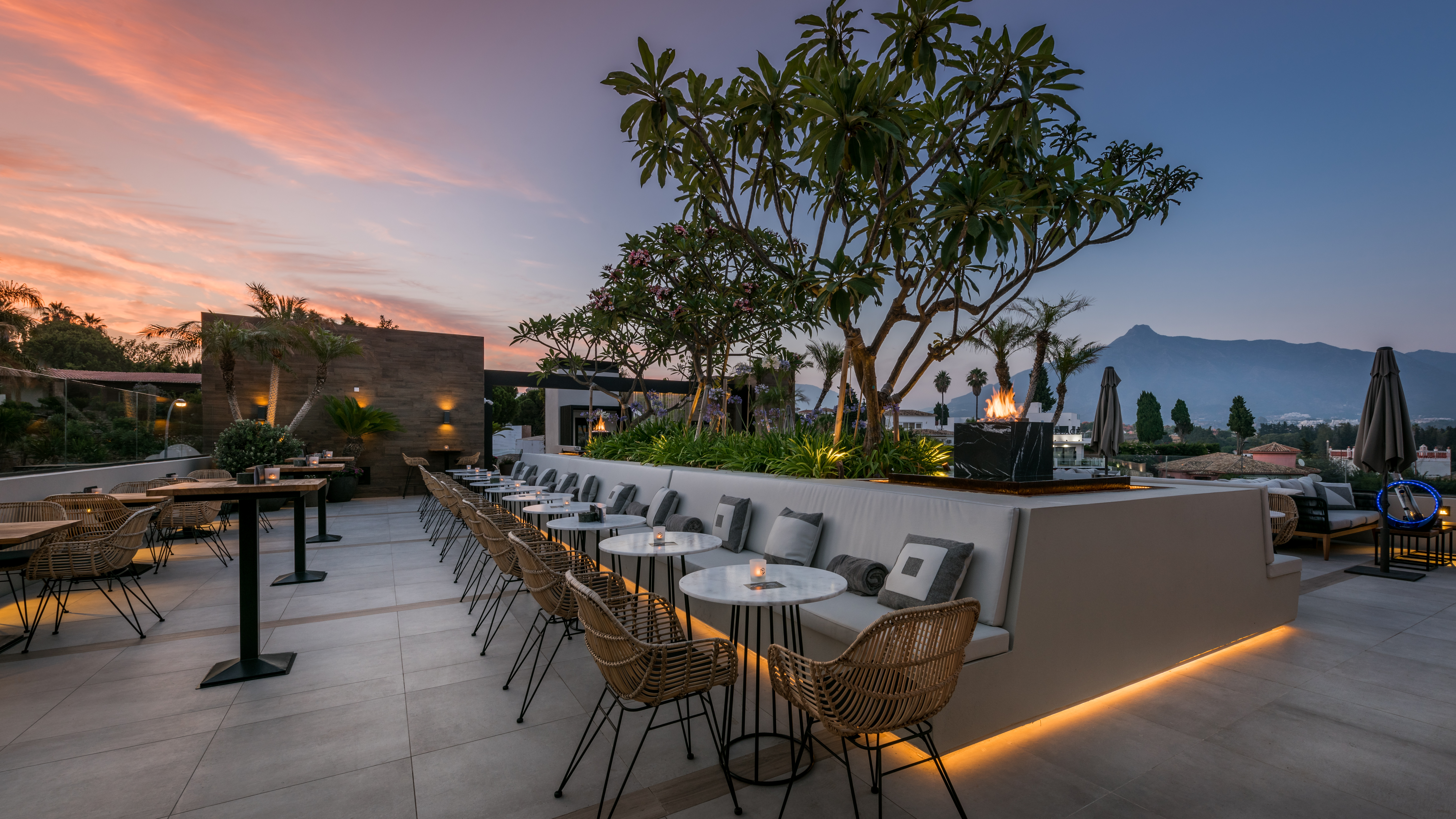 Breathe ofrece una terraza espectacular con vistas al atardecer y diseño contemporáneo, ideal para cenas relajadas y momentos inolvidables.