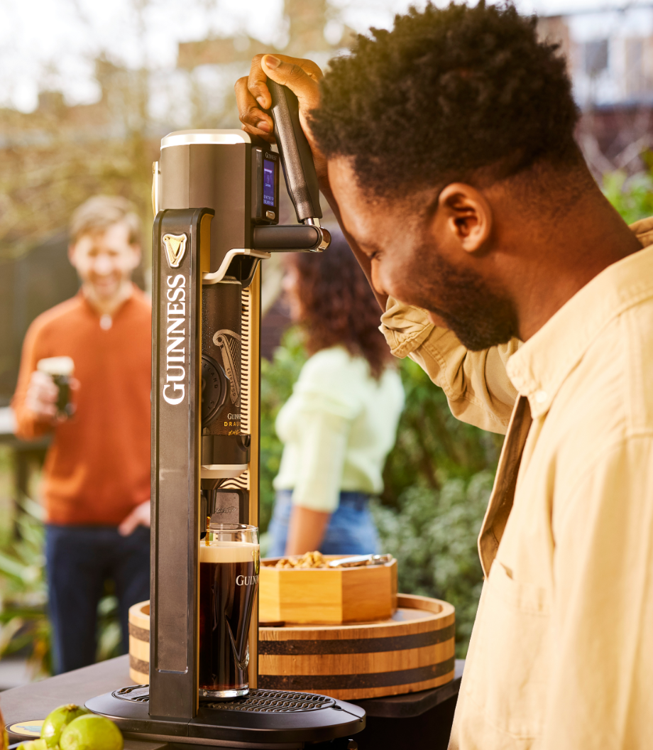 Guinnness MicroDraught- Person pouring a pint