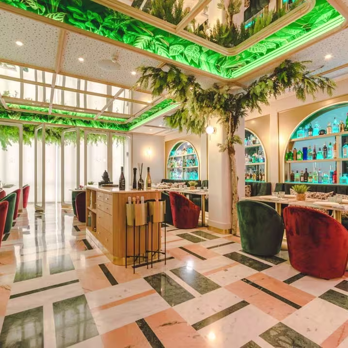 Interior de Los Baltazares, con decoración elegante, lámparas colgantes y mesas preparadas para una cena exclusiva.