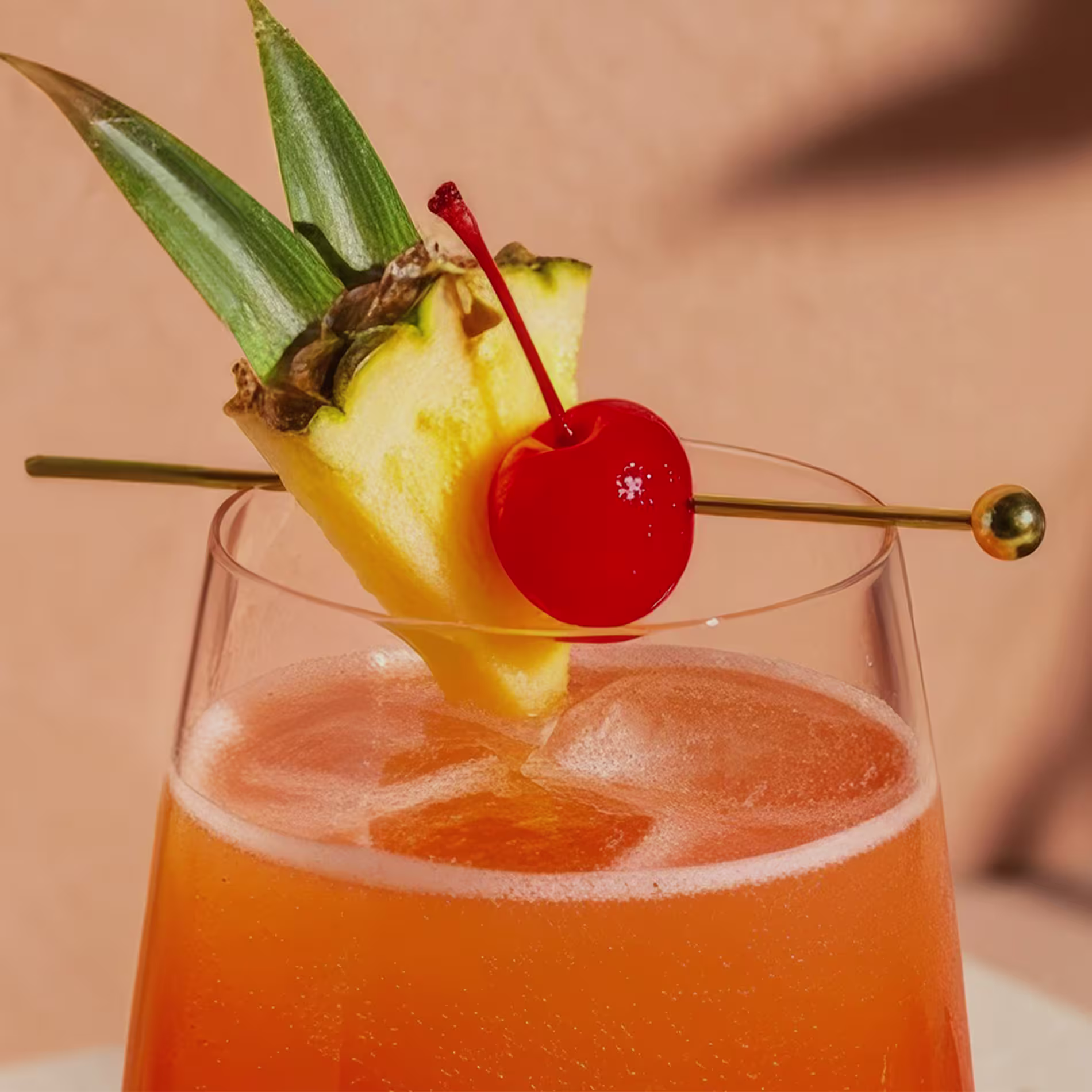 Szingapúri Sling garnitúra ananászszeletekkel és cseresznyével