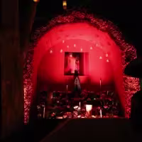 La imagen muestra el altar a Don Julio 1942 puesto en el evento.