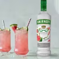 La imagen muestra una botella de vodka Smirnoff Watermelon y dos vasos rellenos con el cóctel Spritz de Sandía.