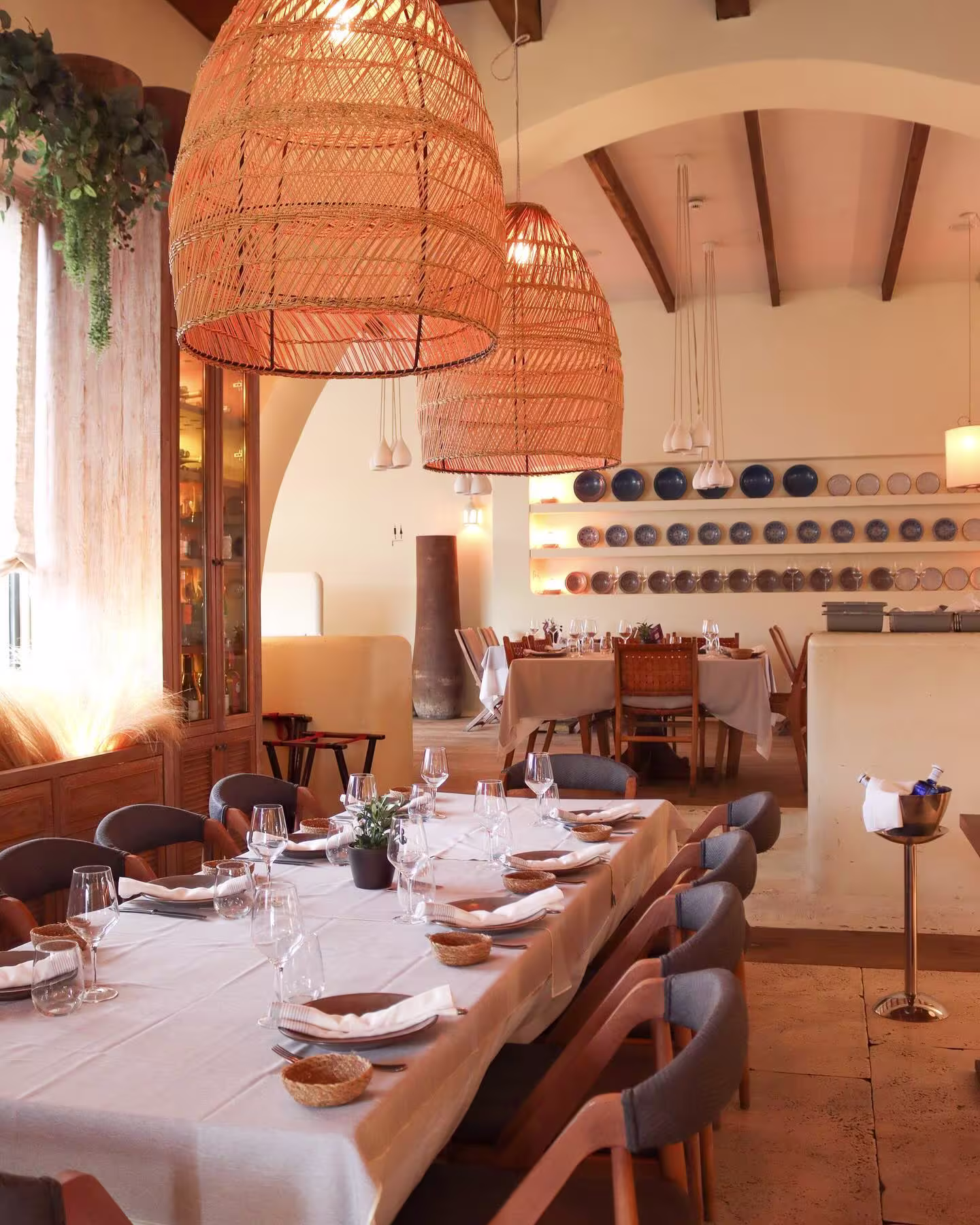 A Brasa Moraleja combina encanto rústico y elegancia moderna con detalles en mimbre y cerámica, ideal para comidas acogedoras y sofisticadas.