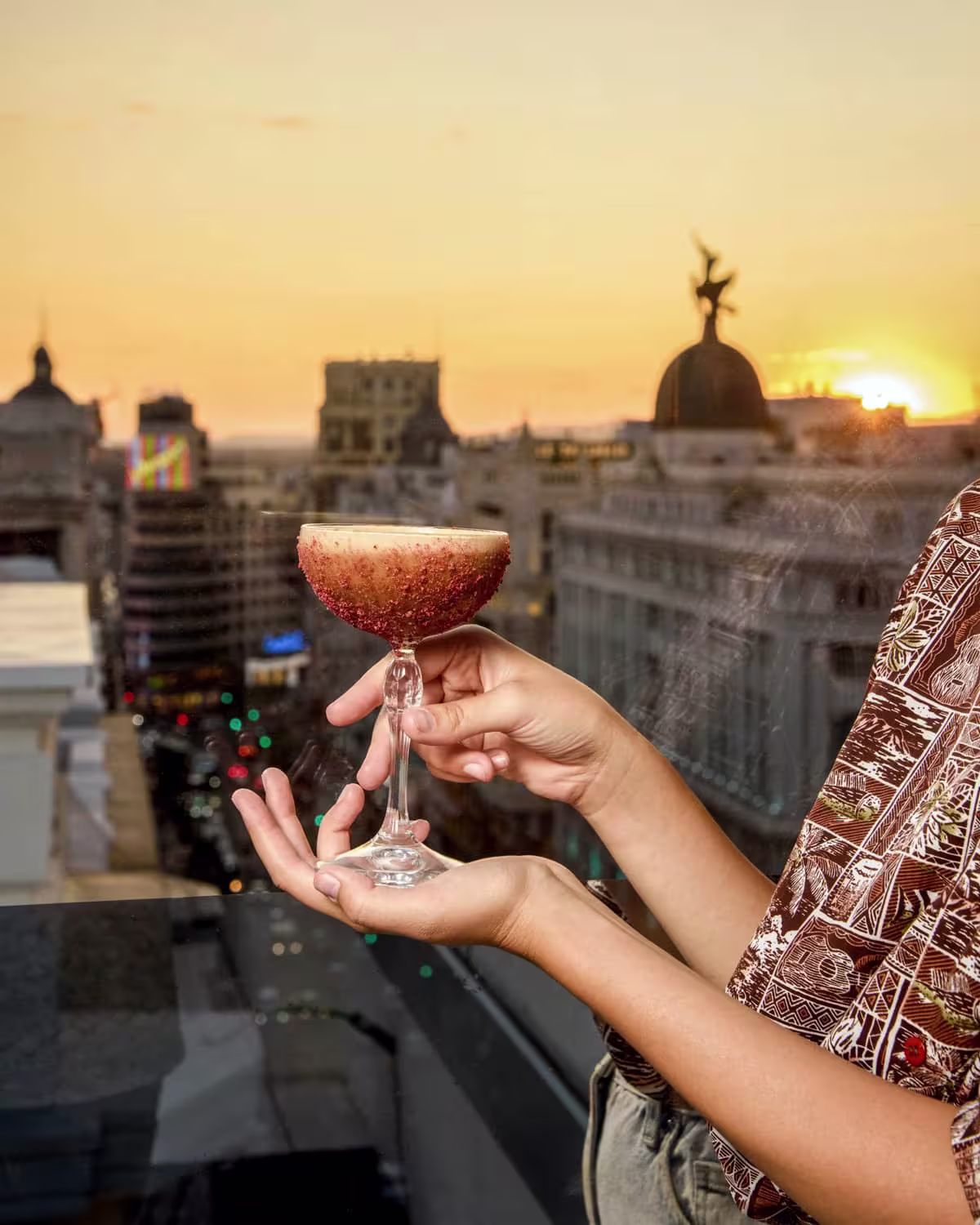 Cóctel exclusivo en El Cielo de Chicote, con vistas espectaculares desde el Hotel Hilton Montera, disfrutando de una puesta de sol única.