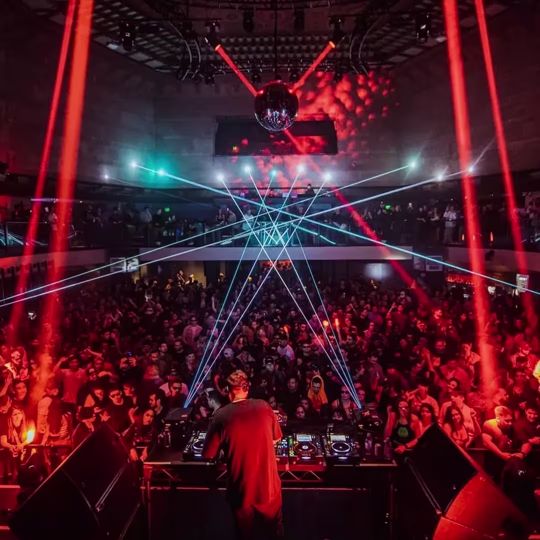 Sala Pandora destaca con su imponente pista central, láseres vibrantes y una atmósfera electrizante diseñada para noches inolvidables.