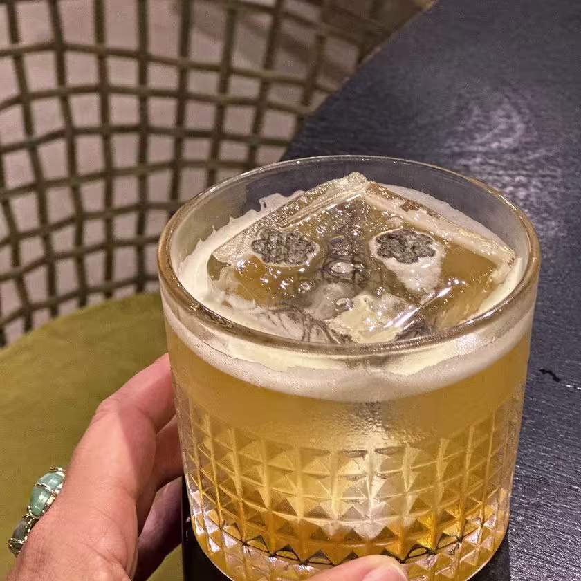 La imagen muestra un cóctel servido en un vaso corto.