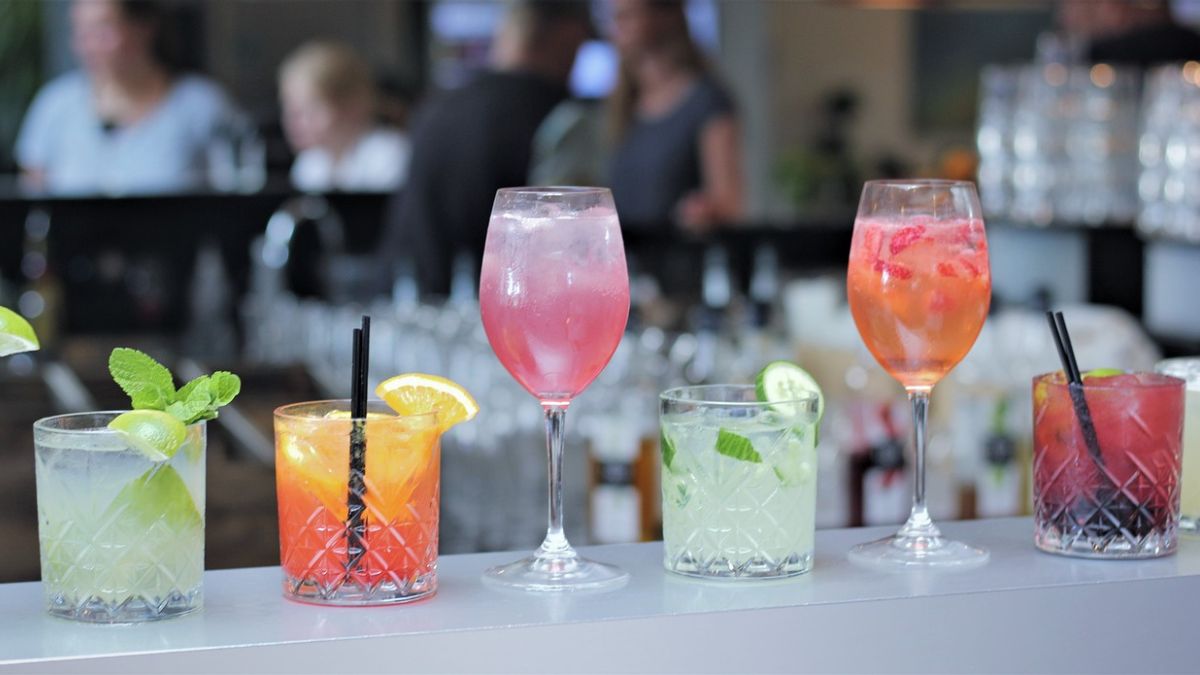 SummerCocktailRecipes_HeroImage_1200x675_AltText