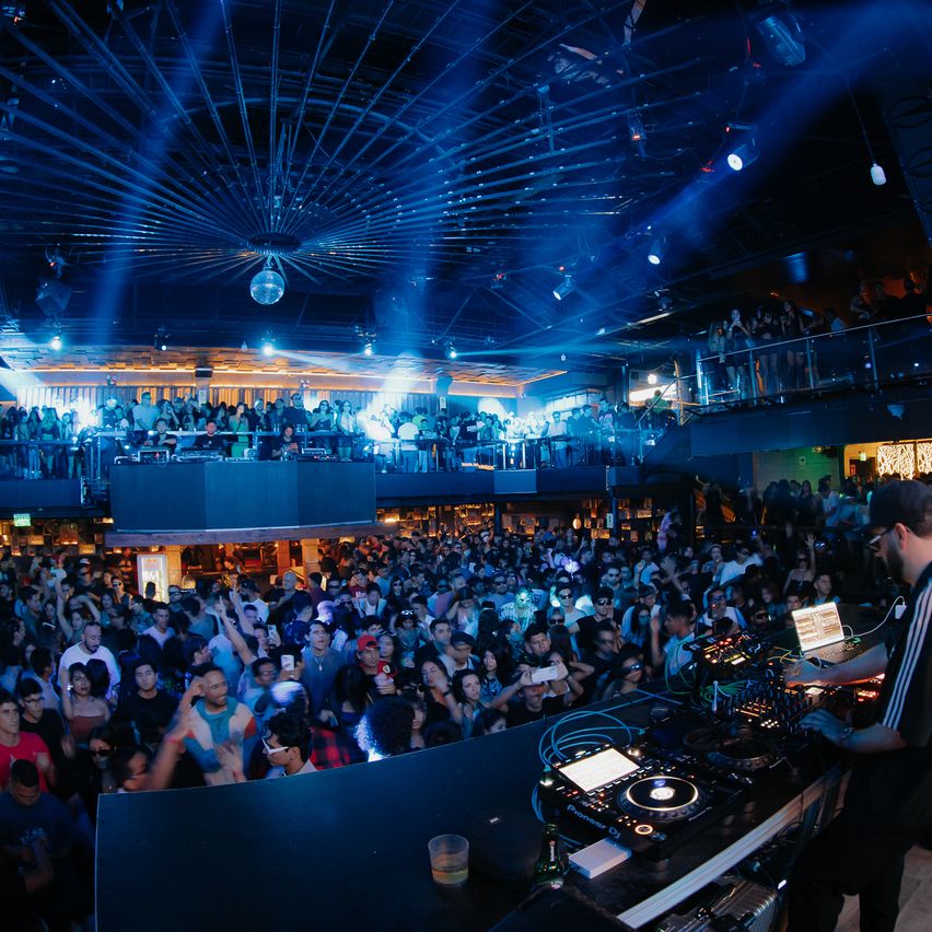 En la imagen se ve al DJ de espaldas y toda la masividad de gente bailando.