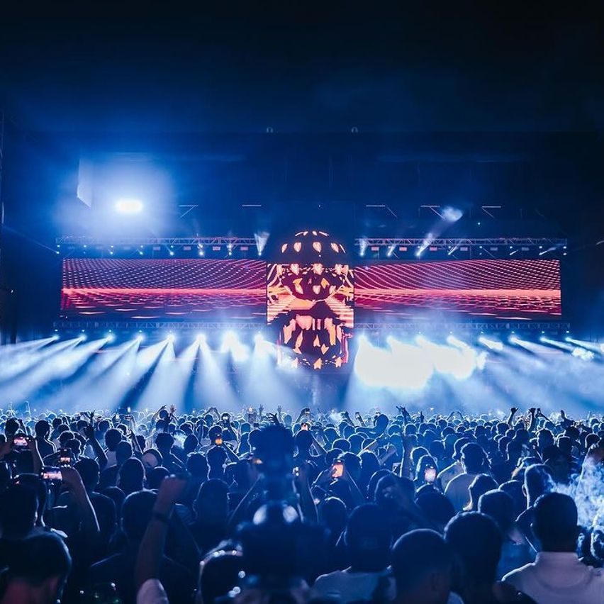 La imagen muestra un grupo de personas en la fiesta "Music On".
