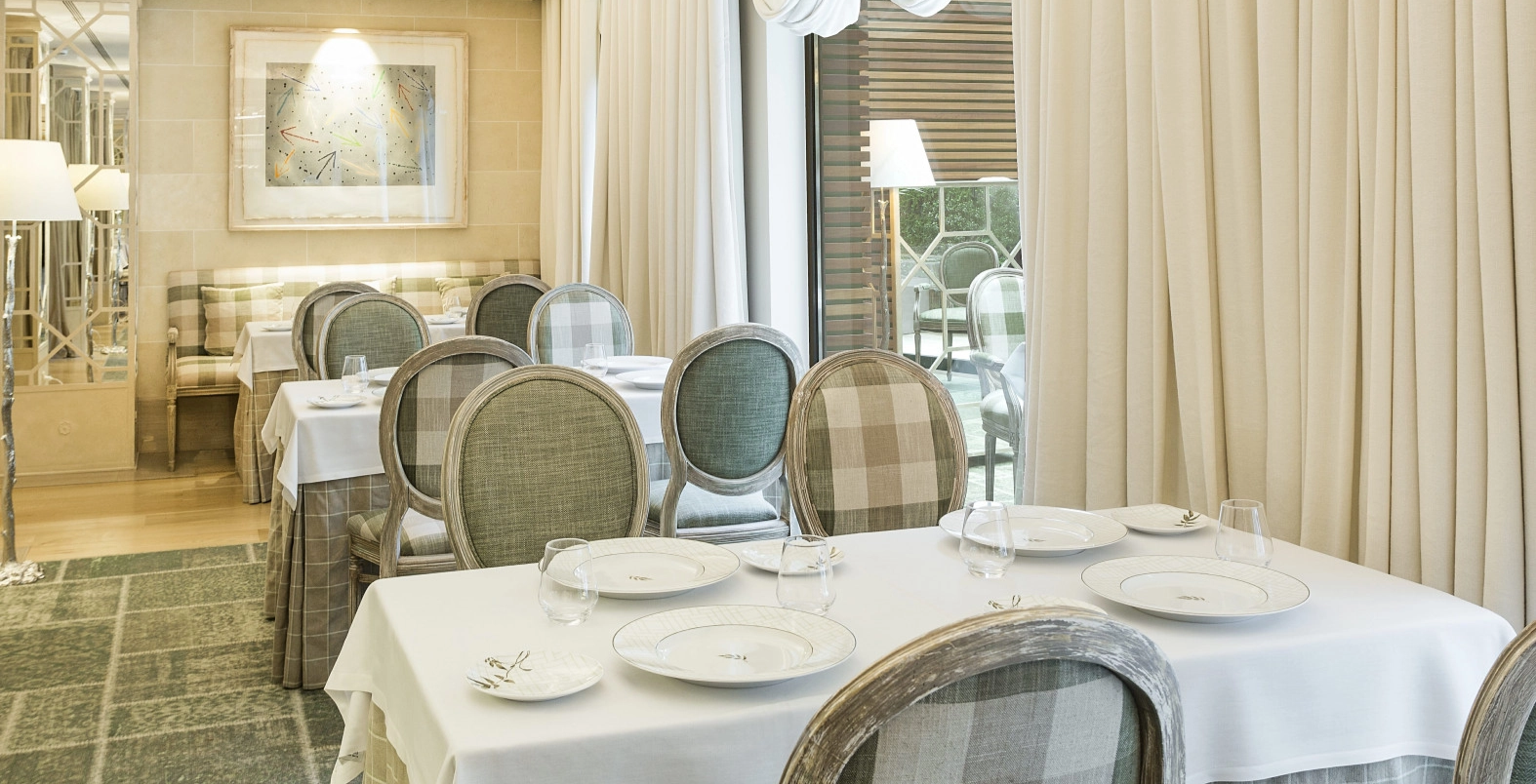 Solc en el Majestic Hotel deslumbra con su elegancia clásica, techos pintados y mesas impecables que irradian serenidad.