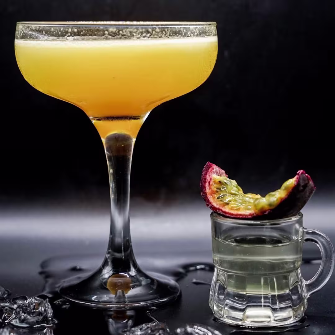 No Sé: cócteles que despiertan los sentidos, combinaciones atrevidas y tropicales que saben a escapada perfecta.