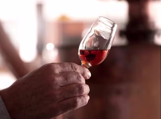 Whisky tasting step 2, swirl