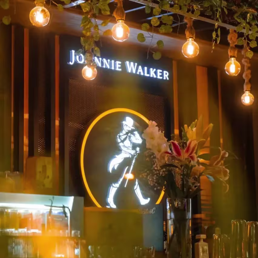 Cartel de Johnnie Walker en Fulana