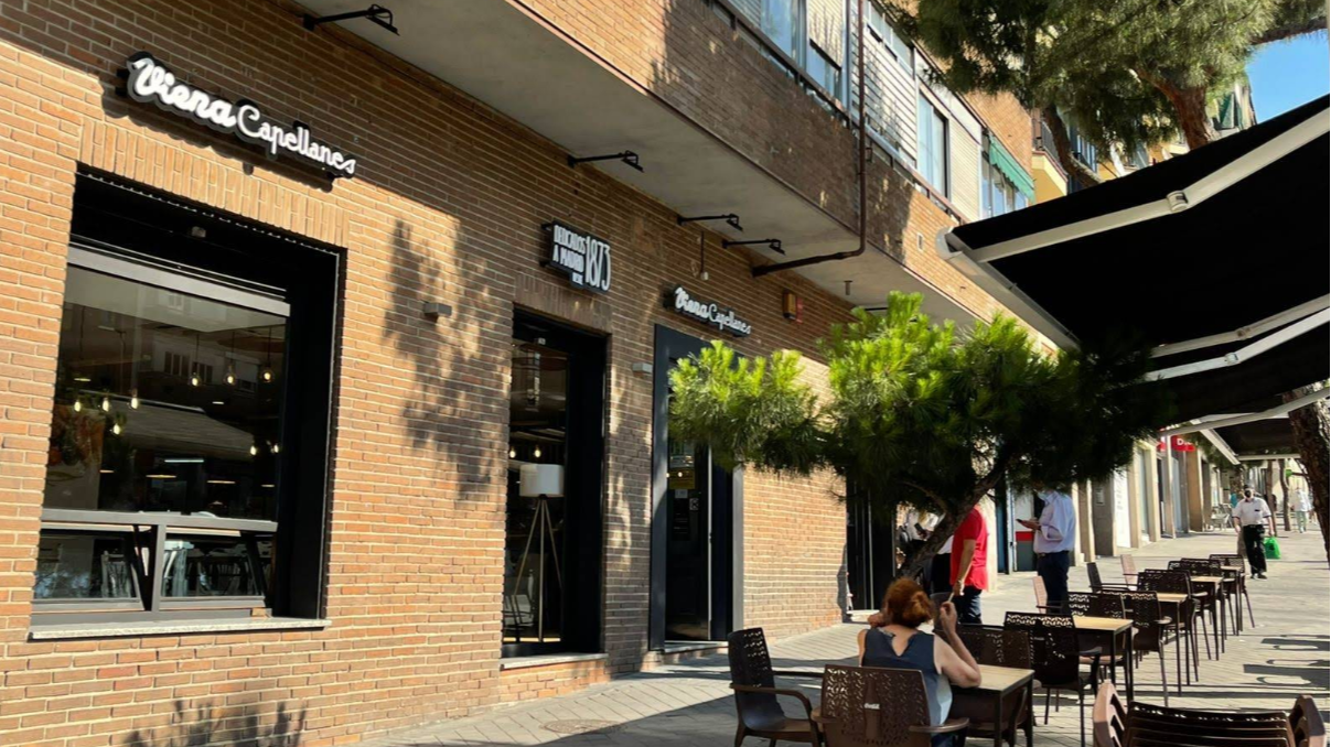 Fachada moderna de ladrillo visto y terraza soleada en Viena Capellanes Calle Toledo. Un rincón tranquilo para desayunar al aire libre.