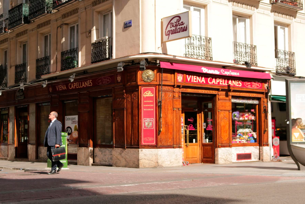 Fachada de Viena Capellanes Legazpi con escaparate colorido y decoración creativa. Un clásico madrileño con mucha vida desde el exterior.