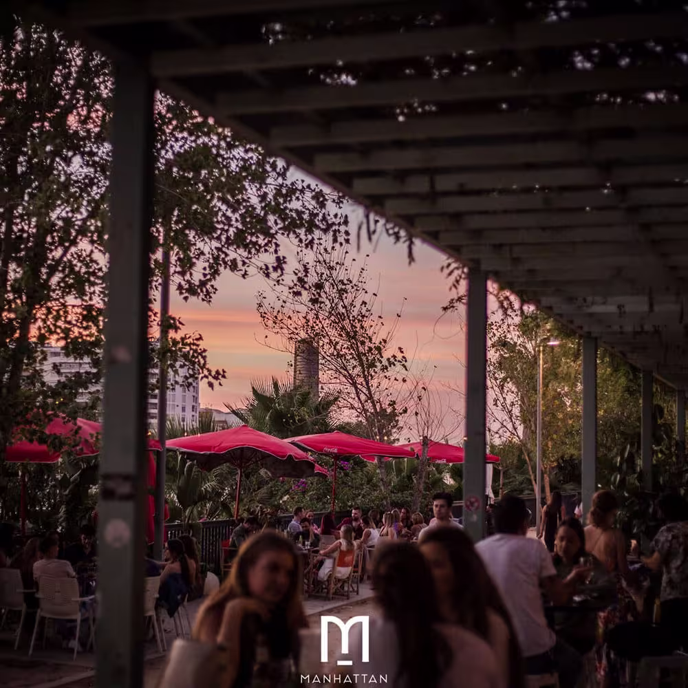 Tarde de terraceo en Manhattan River Bar, con cócteles, amigos y un atardecer que lo pinta todo de rosa.