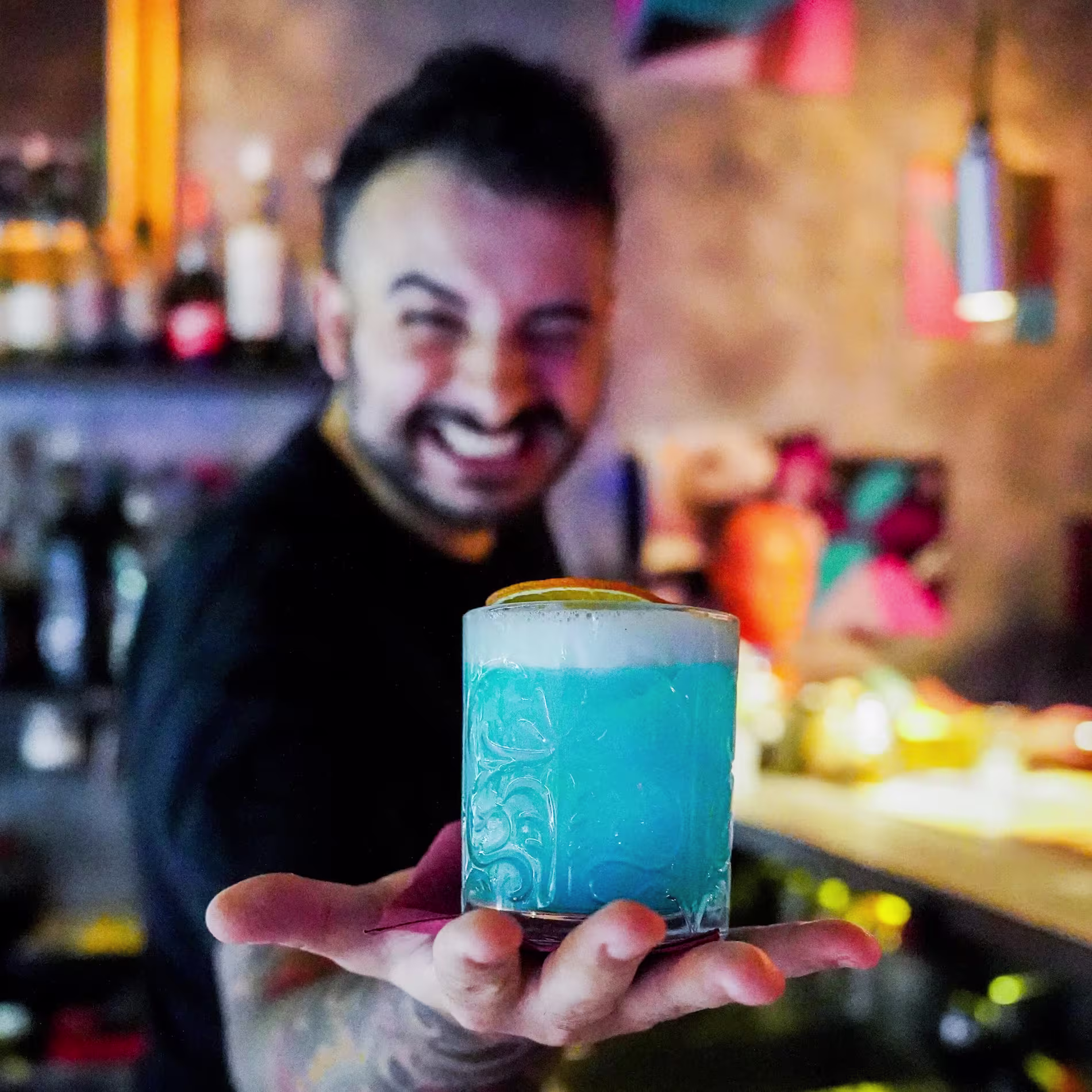 Colores vibrantes, sonrisa de bienvenida y un cóctel que promete sorpresas. Así es la magia de No Sé.