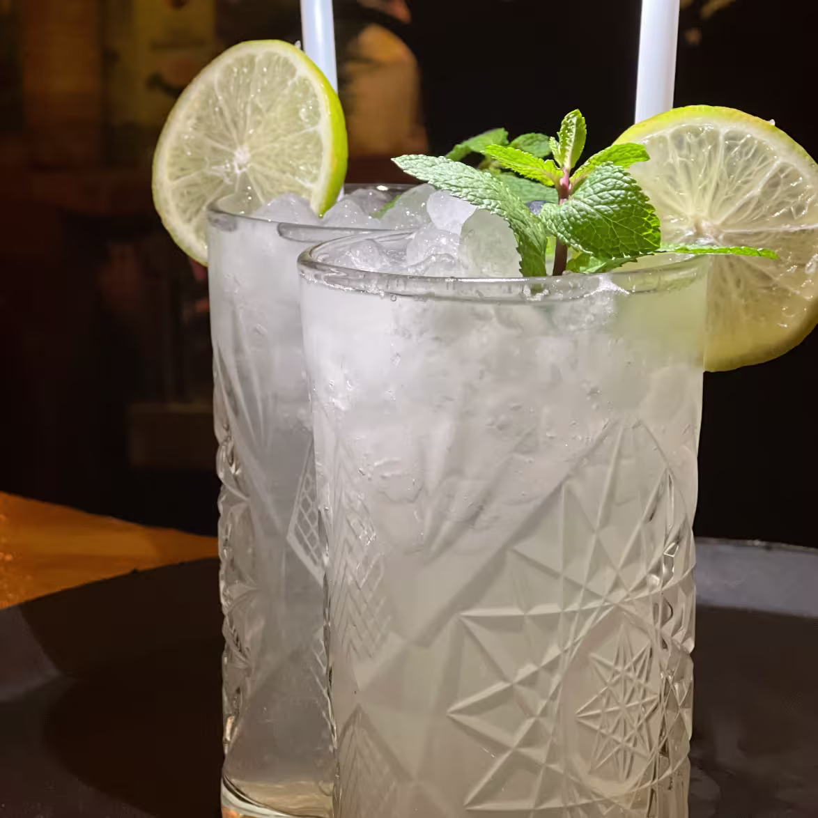 Refrescantes, cítricos y servidos con estilo. Así se disfrutan los mojitos en La Kama Café.