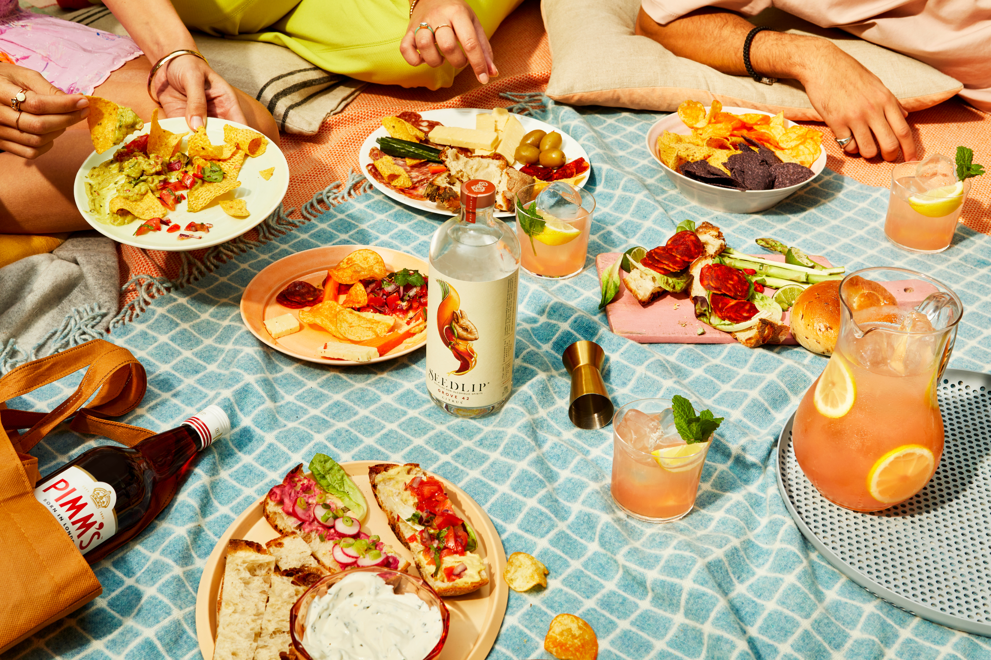 Mesa con fruta y un cóctel de gin bramble