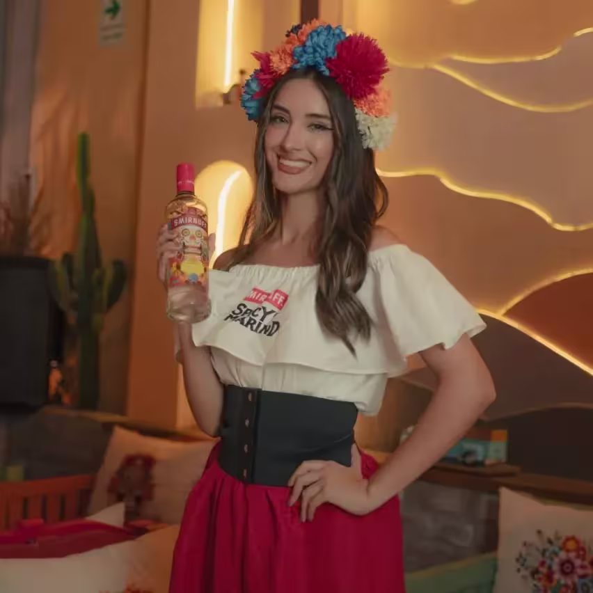 Una mujer con flores en la cabeza estilo Catrina posando para una foto