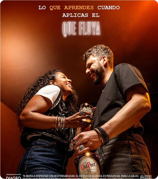 hombre y mujer riendo juntos bebiendo Old Parr