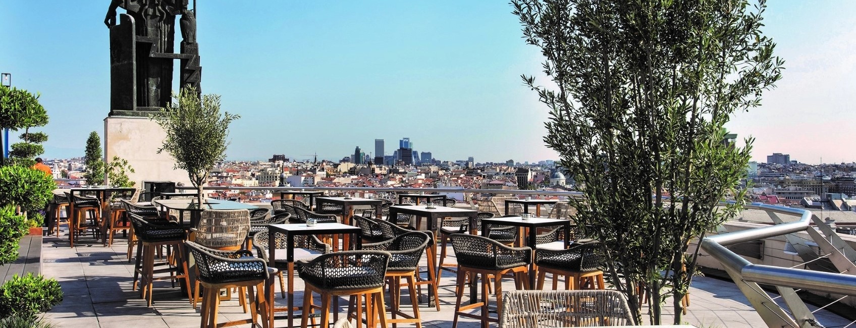 Terraza del Círculo de Bellas Artes con vistas panorámicas. Ambiente exclusivo rodeado de vegetación y mobiliario elegante.