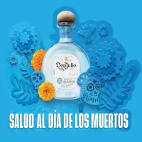 Botella de Tequila Don Julio Blanco con flores y calaveras azules