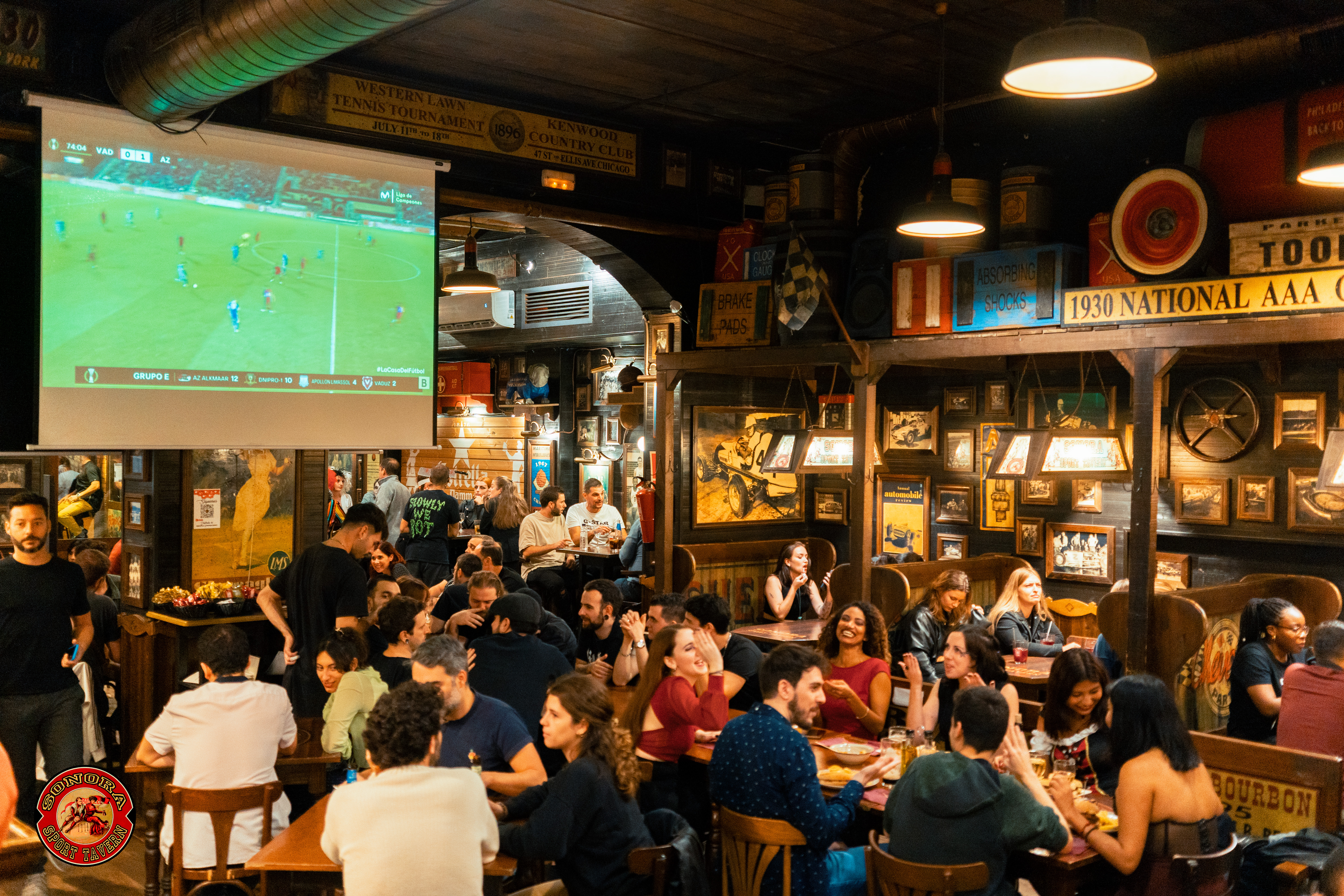 Sonora Sports Tavern ofrece un ambiente acogedor con partidos en pantalla gigante, decoración vintage y espacios ideales para disfrutar en grupo.