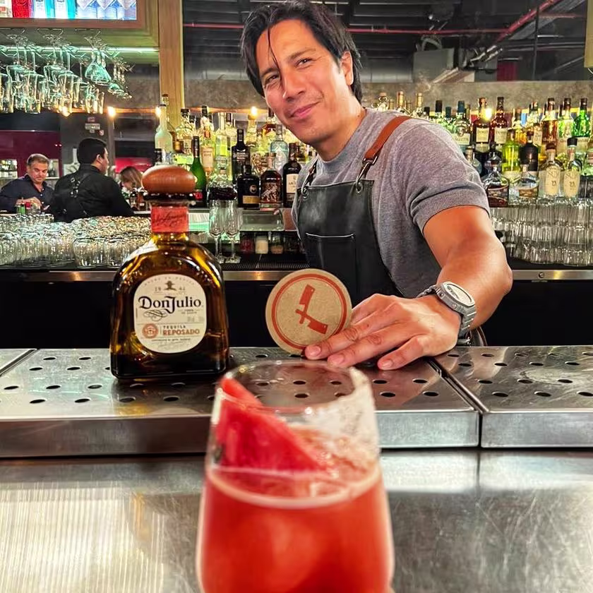 El barman Alfredo Corro presenta un súper cóctel anaranjado a base de Don Julio Reposado.