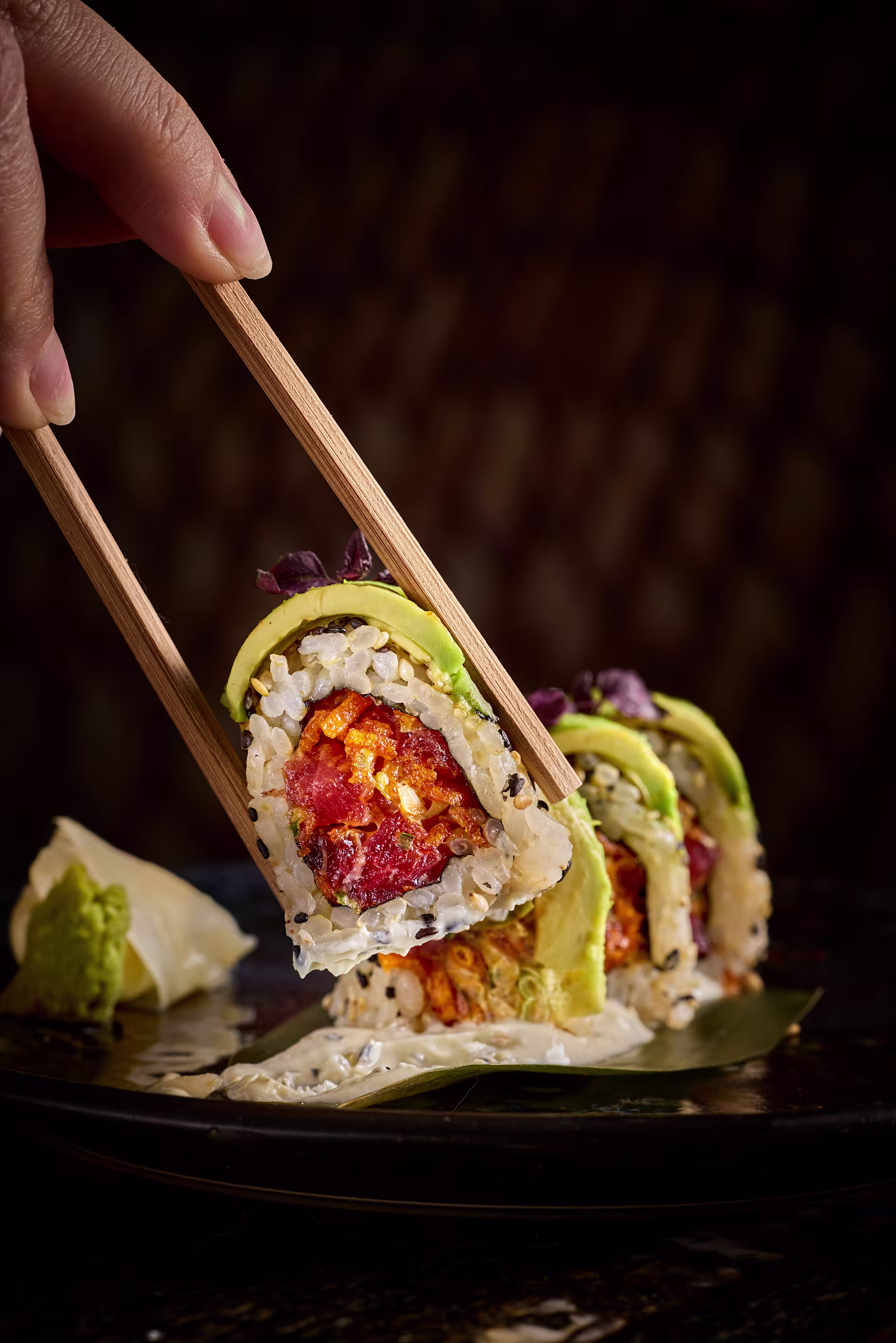 Salvaje Canalejas sorprende con sushi innovador, como sus rolls crujientes con aguacate y atún, fusionando sabores frescos y creativos.