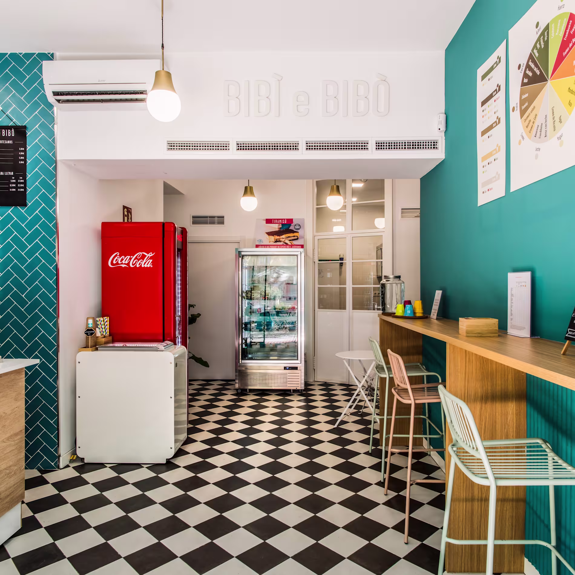 Interior de Bibi e Bibò Príncipe de Vergara con pared azul, suelo ajedrezado, barra de madera y neveras retro.