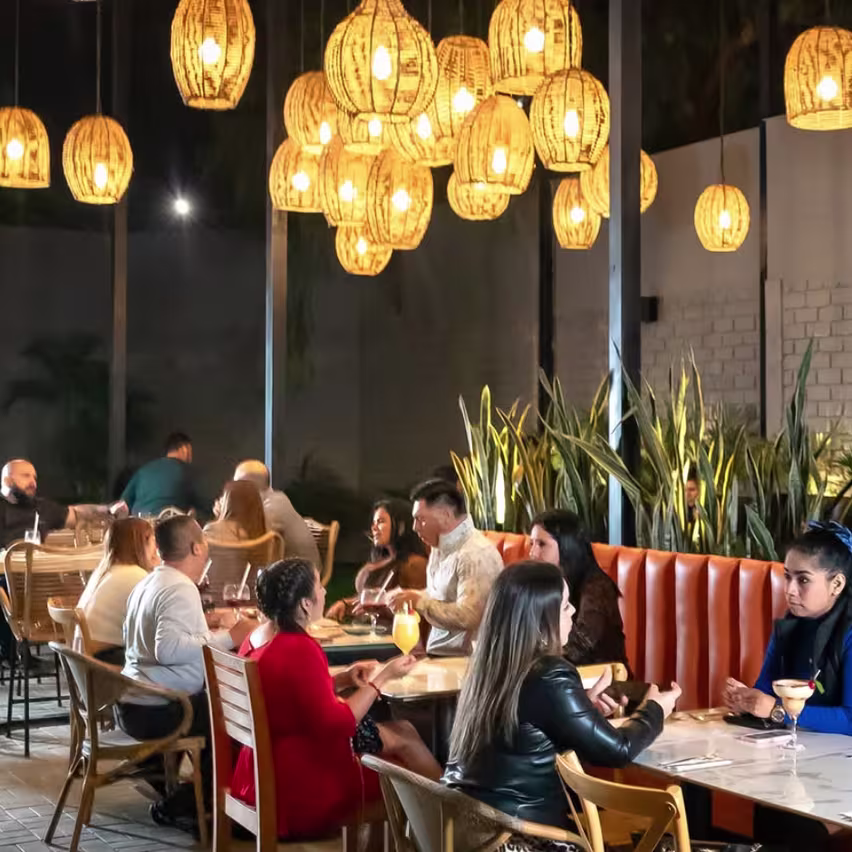 8 personas en una mesa de La B Restaurante