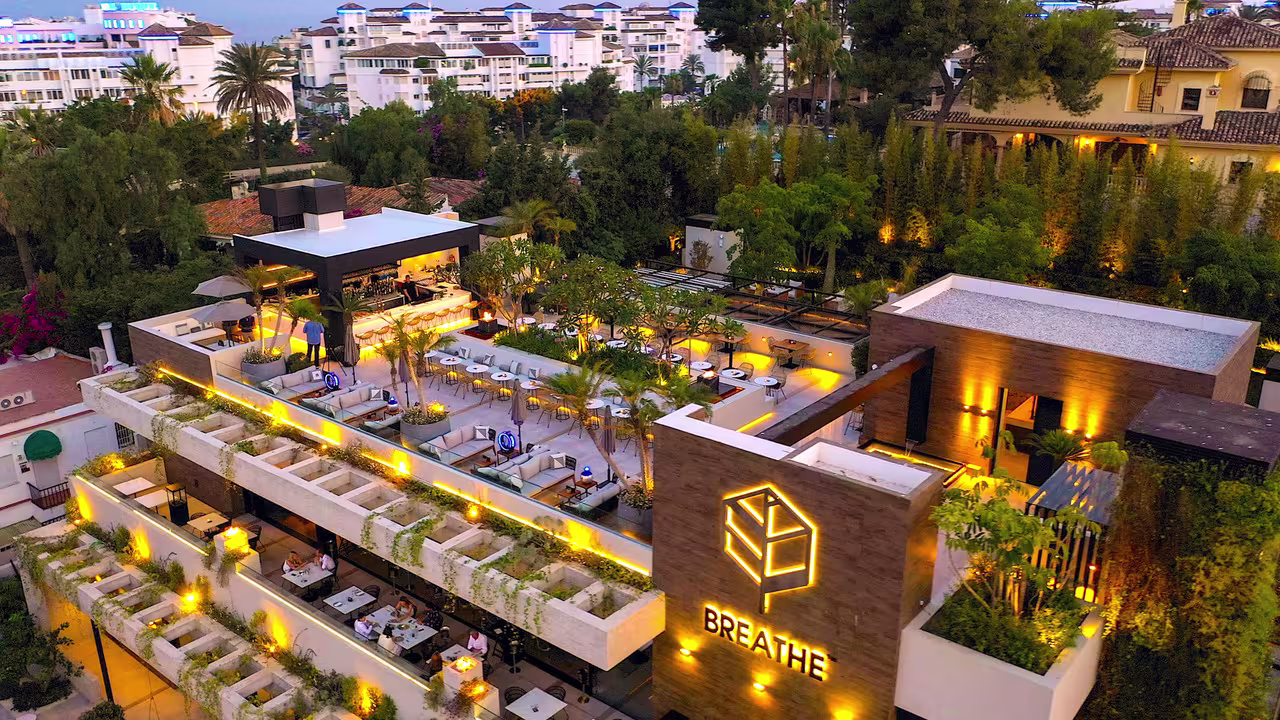 Breathe combina naturaleza y modernidad en un espacio sofisticado con terraza panorámica, ideal para disfrutar al aire libre en Marbella.