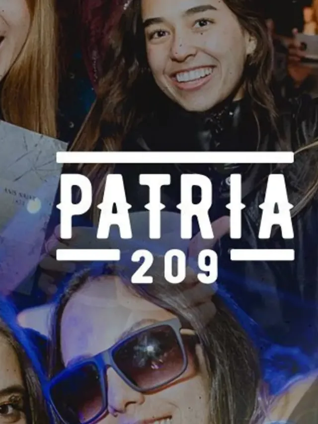 Personas posando para una foto y la leyenda "Patria 209"