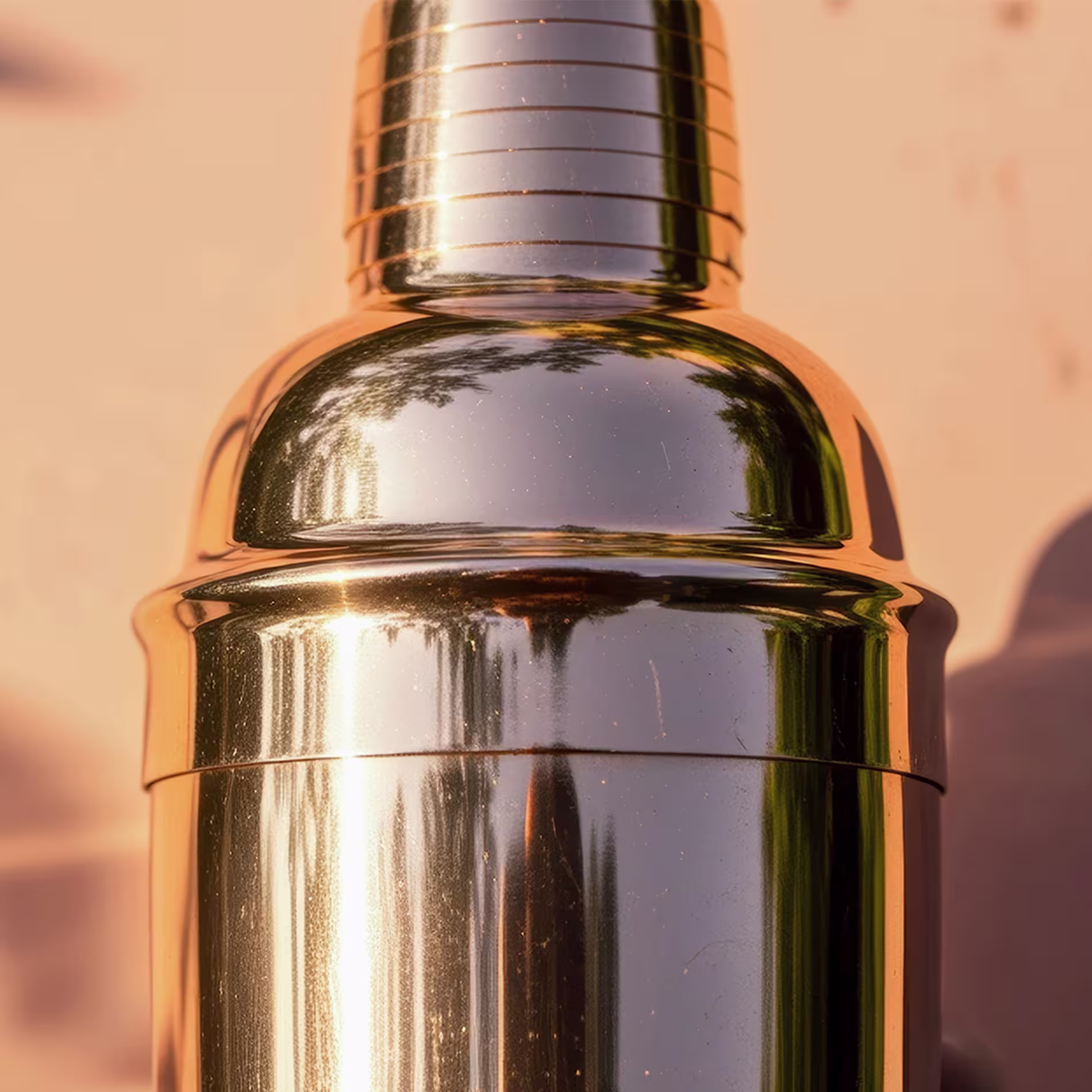 Egy réz koktélkeverő rázása