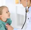 Kind wird vom Arzt bei der U9-Untersuchung abgehört