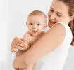 Glückliche Mama trägt ihr Baby auf dem Arm