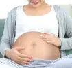 Schwangere mit Dehnungsstreifen auf Bauch