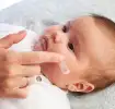 Baby hat trockene Haut im Gesicht,