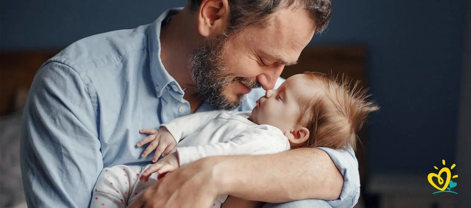 pampersiscaringfo%20everybaby 01 1536px Vater hält sein Baby im Arm