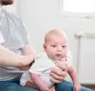Wie man ein Baby beim Bäuerchen unterstützen kann