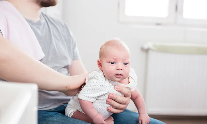 Wie man ein Baby beim Bäuerchen unterstützen kann