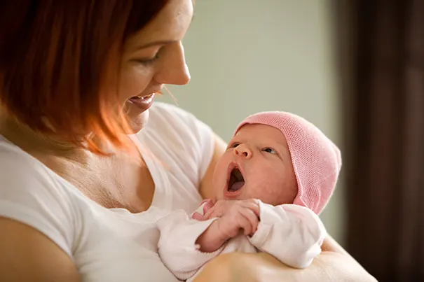 Eine neue Mutter hält Baby