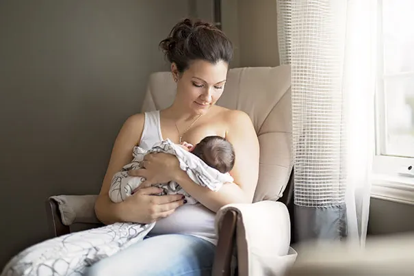 Mutter, die ihr Neugeborenes stillt Mum breastfeeding her newborn baby