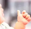 Kind kommuniziert in Babyzeichensprache