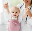 Arzt und Kind bei der U-Untersuchung
