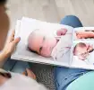 Eltern schauen sich die selbstgemachten Babyfotos an
